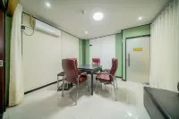 Rujia Hotel - 2-Star