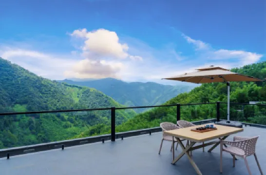 微泮·雲棲竹海溫湯泳池觀景輕奢度假美宿（安吉藏龍百瀑店） 鄰近藏龍百瀑漂流的酒店