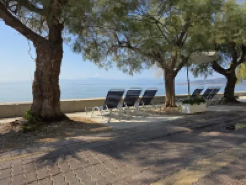 Garden apartment 20m from the sea フォキダのホテル