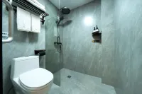 Qichi Yijiaren River-view Hostel Hotels in 