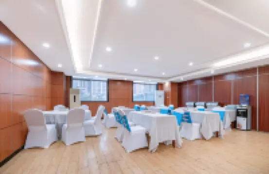 宜朵·觀山澗酒店（金城江白馬步行街店）