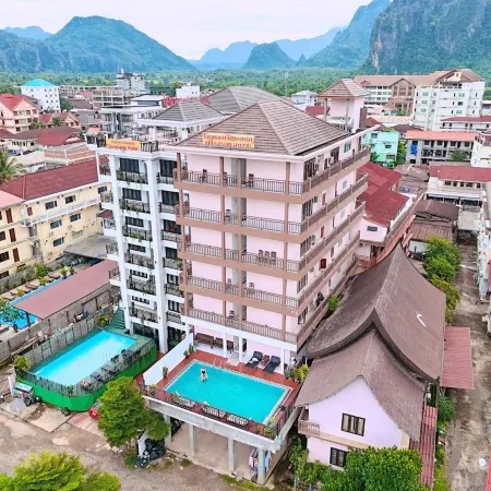 Vang Vieng Sisavang Hotel Отели рядом с достопримечательностью «Храм Kang»