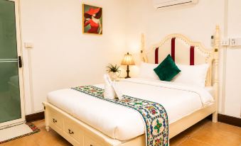 MONSANE VILLA (Centrally located, opposite the night market)