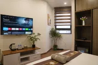 The Windie Home - Bright Corner Room - Street View - Hoan Kiem Lake - balcony