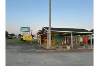 Gray Plaza Motel Benton I-57 IL - Motels