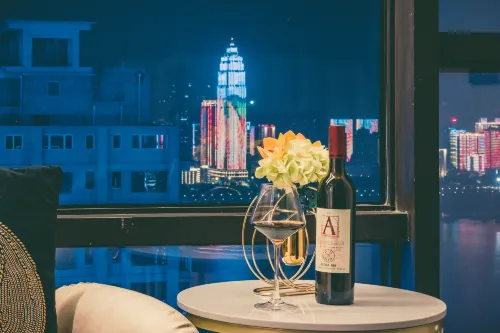 June Scenic Hotel (Wuhan Greenland International Financial City Wuchang Riverside Park)