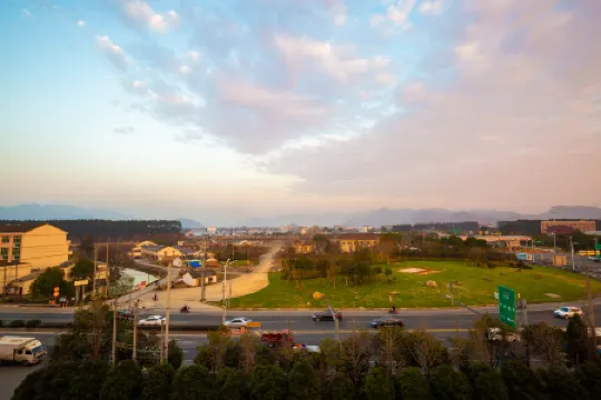 TUKE LIGHT HOTEL (Pingyang Xiaojiang Dijia)