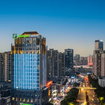Holiday Inn Express CHONGQING GUANYINQIAO by IHG Отели рядом с достопримечательностью «Площадь Звездного Флота»