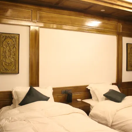 Litang Guoji B&B