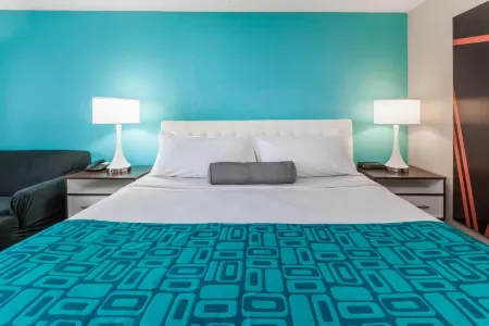 Howard Johnson by Wyndham Romulus Detroit Metro Airport