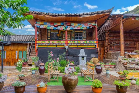 Lugu Lake Scenic Area Mosuo Cottage