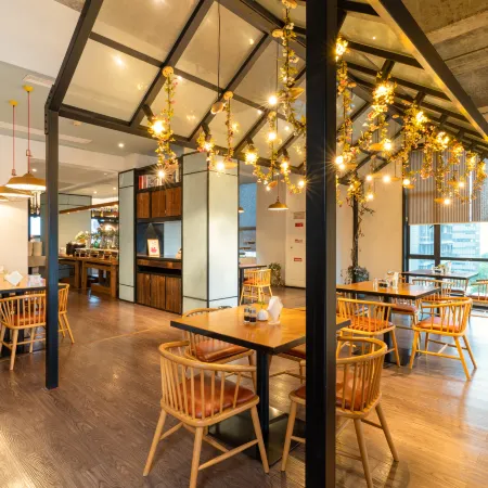 Milan Junyi Hotel