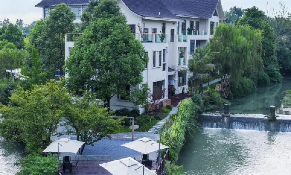 โรงแรมโฟลว์อิงสตริงส์กีตาร์