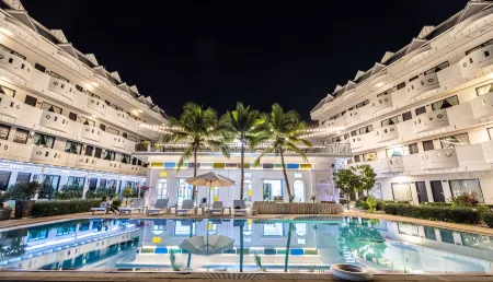 Blue Carina Hotel(Central Phuket) Отели рядом с достопримечательностью «Old Phuket Town»