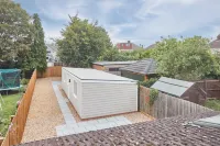 Elfleda Stay - Modern 5 Bedroom House with Parking - Bungalows