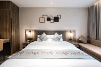 Yiju Yun Hotel (Gaoyou World Trade Plaza South Gate Street Store) - balcony