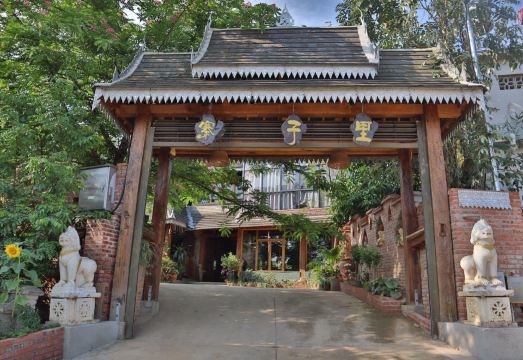 西双版纳寨子里傣院外景图