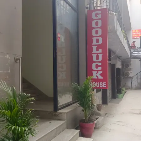 Hotel GoodLuck House Near Delhi airport Отели в г. Нью-Дели