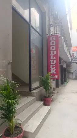 Hotel GoodLuck House Near Delhi airport Отели рядом с достопримечательностью «Суоми Вивекананд Гарден»