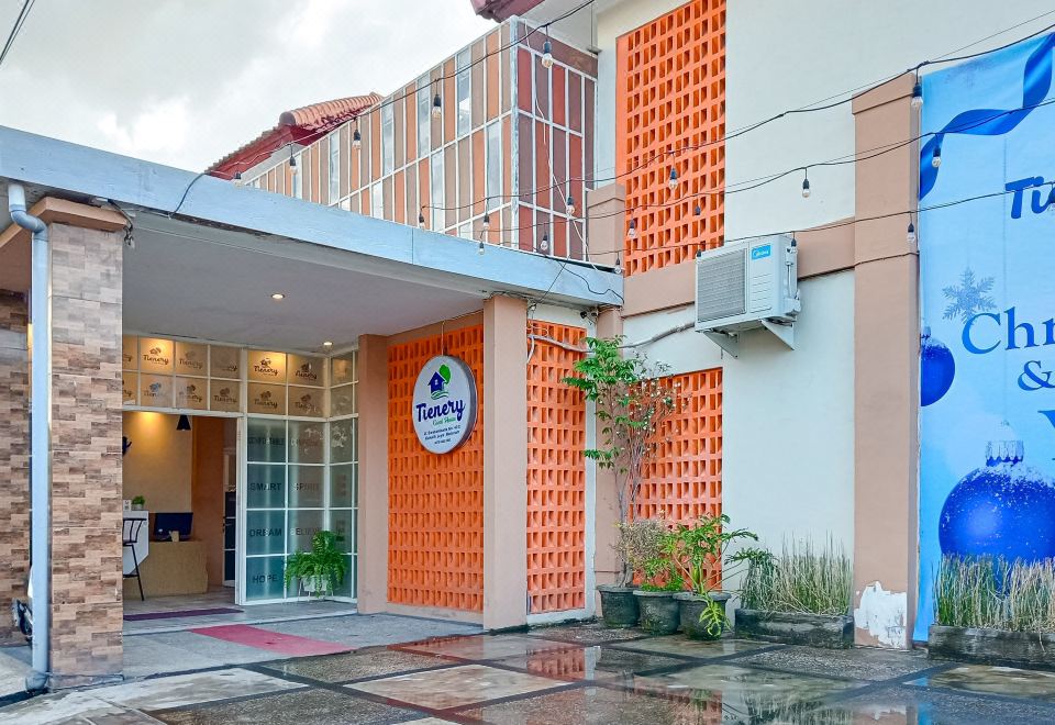 2. RedDoorz..