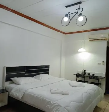 ห้องมาตรฐานเตียงใหญ่ วิวถนน