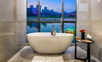 Hongyan Holiday Riverview Hotel (Chongqing Jiefangbei Hongyadong Branch)