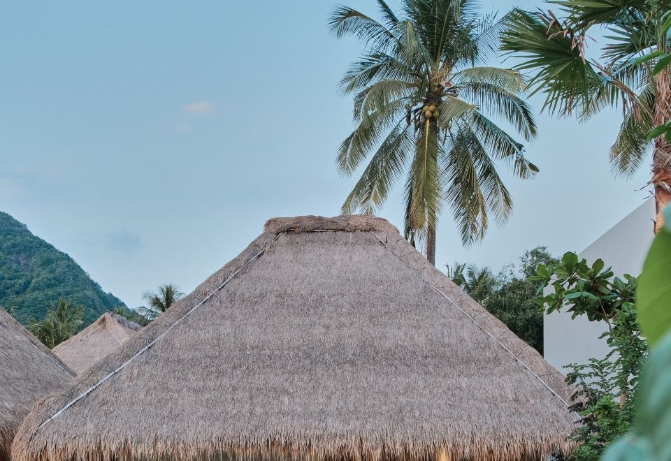 Boni Beach Lombok의 야외 수영장과 주변 모습