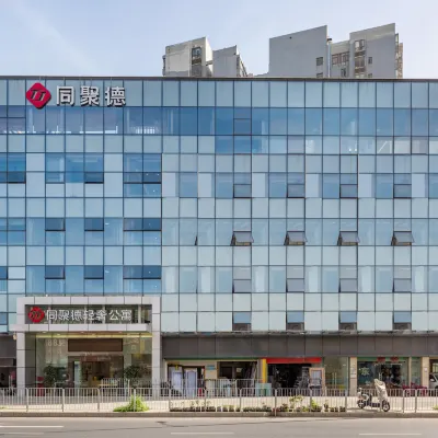 深圳同聚德輕奢公寓（龍華松元廈地鐵站店） 鄰近牛湖水數字藝術生活水廊的酒店