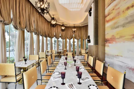 Radisson Blu MBD Hotel Noida Отели рядом с достопримечательностью «Jaypee Institute of Information Technology»