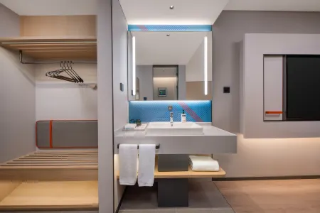 Holiday Inn Express Wuhan Jianghan Road by IHG Отели рядом с достопримечательностью «Yangsigang Yangtze River Bridge»