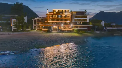 Bonfire Villa · Creekside · Starry Sky Pool Family Vacation Homestay (Moon Bay Scenic Area) Hotel a Contea di Jing