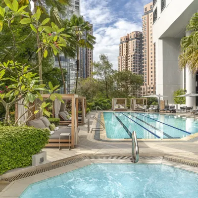 Four Seasons Hotel Singapore Отели рядом с достопримечательностью «Торговый центр ION Orchard»