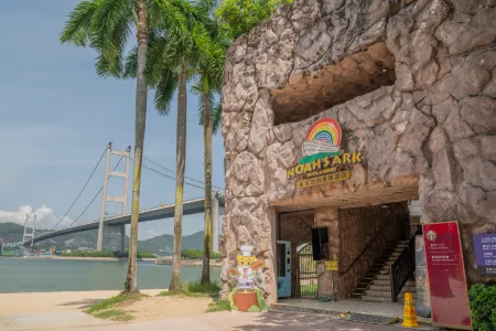 Noah’s Ark Hotel & Resort Отели рядом с достопримечательностью «Университет Цзинань»