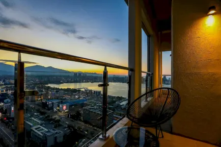 Hotel Around Sokcho Отели рядом с достопримечательностью «Yeongnangho»