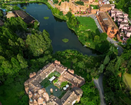 Dongfengyun Niuduoluo Music Castle Hotel Hotels in Mile