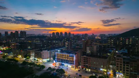 IN International Hotel (Huidong High-Speed Railway Station Yinji Commercial City Branch) Отели в г. Хуэйдун