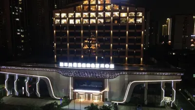 禧年美居飯店(長壽牌坊四川大學錦江學院店) 彭山北站附近的飯店