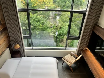Riverside Pavilion Hotels in Hedong Lianli Park/Lingquan Temple
