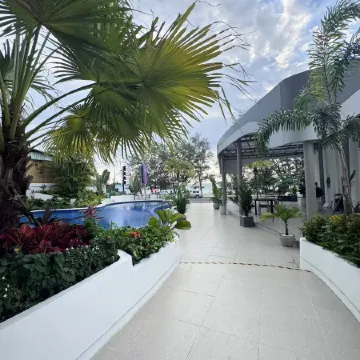 BILLIONS HOTEL Отели рядом с достопримечательностью «Пляж Очутель»