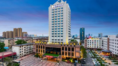 Linyi Ronghua Hotel (People's Square Railway Station) in Linyi