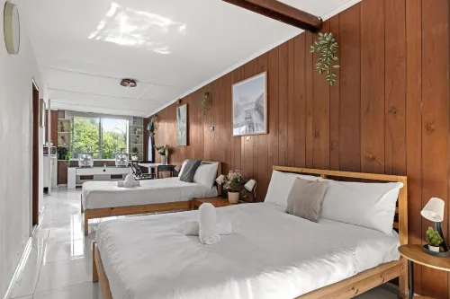 Private & Comfortable Rooms – Steps from Bus Stop