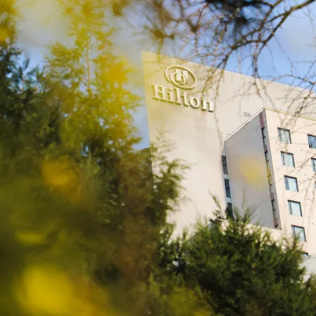 Hilton Beijing（US Embassy） Отели рядом с достопримечательностью «Посольство США»
