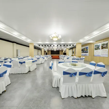 Hualun Hotel (High-speed Railway Station & Zoo)