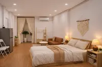Peanuts Home Lê Lai - Chic Local Stay, 5m Walk to Ben Thanh & Bui Vien 1 지구 주변 호텔