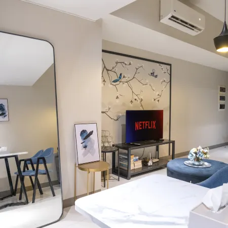 Thompson Suites BGC (Uptown Parksuites Tower 1)