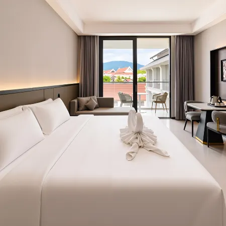 Jiahao View Resort (English‑speaking Concierge + Free Pick‑up + Circulating‑water Pool)