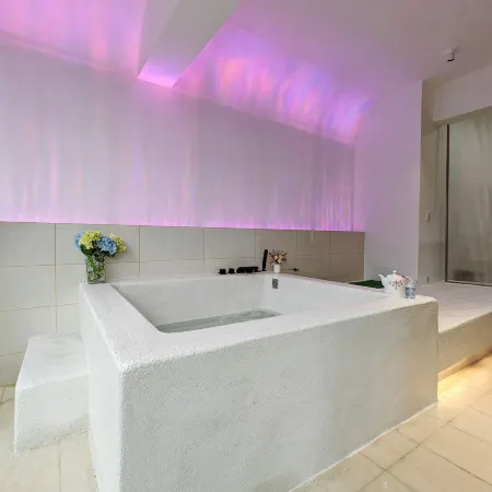 Floral Hotel · Hetian Hot Spring Homestay (Taishan Yihe Hot Spring City Branch)
