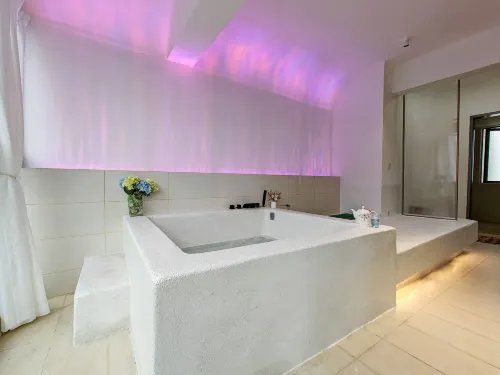 Floral Hotel · Hetian Hot Spring Homestay (Taishan Yihe Hot Spring City Branch) - مسبح خاص
