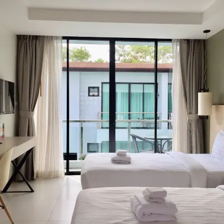 Good Day Phuket Отели рядом с достопримечательностью «Школа Dowroongwittaya»