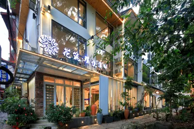 Floral Hotel·Puyue Creek Homestay (Yangshuo West Street Lijiang Branch） Hotel di Yangshuo